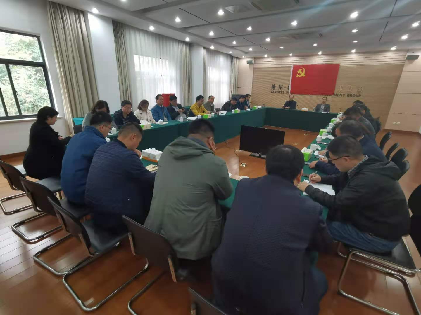 揚(yáng)子江集團(tuán)直屬黨支部召開黨員大會.jpg